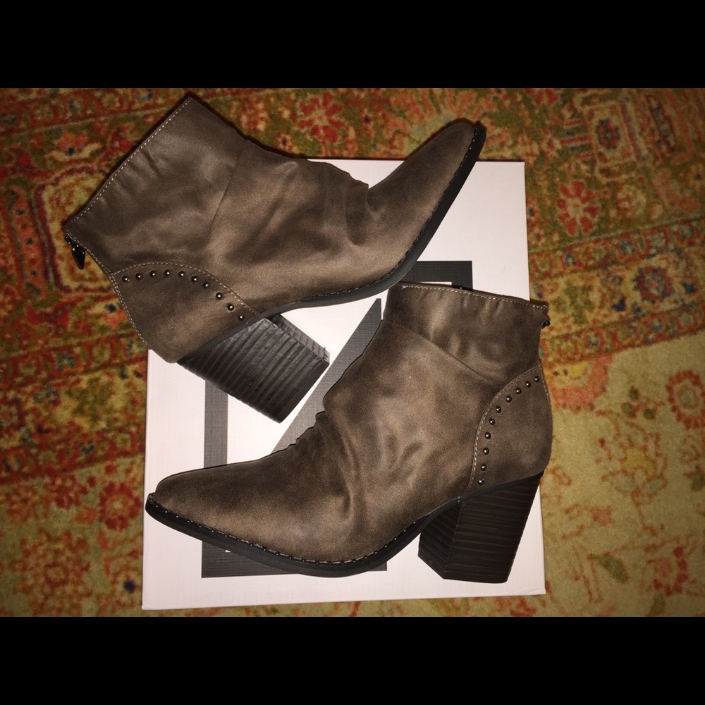🆕❤️L4L Halo Ankle Boot Taupe 7 Ruched Studded